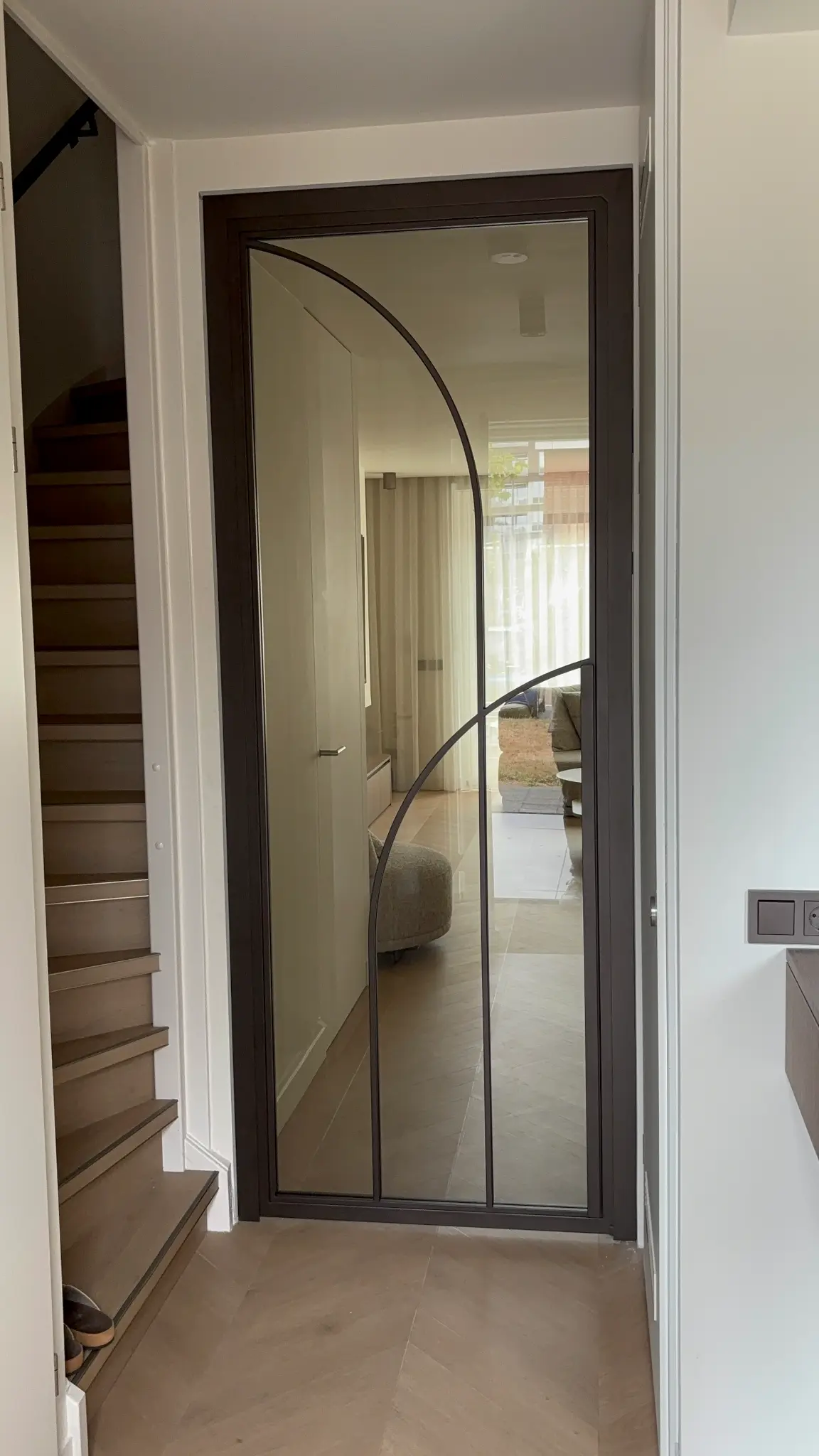 Stalen scharnierdeur in Dark Bronze met helder glas in Oosterhout — projectfoto 2