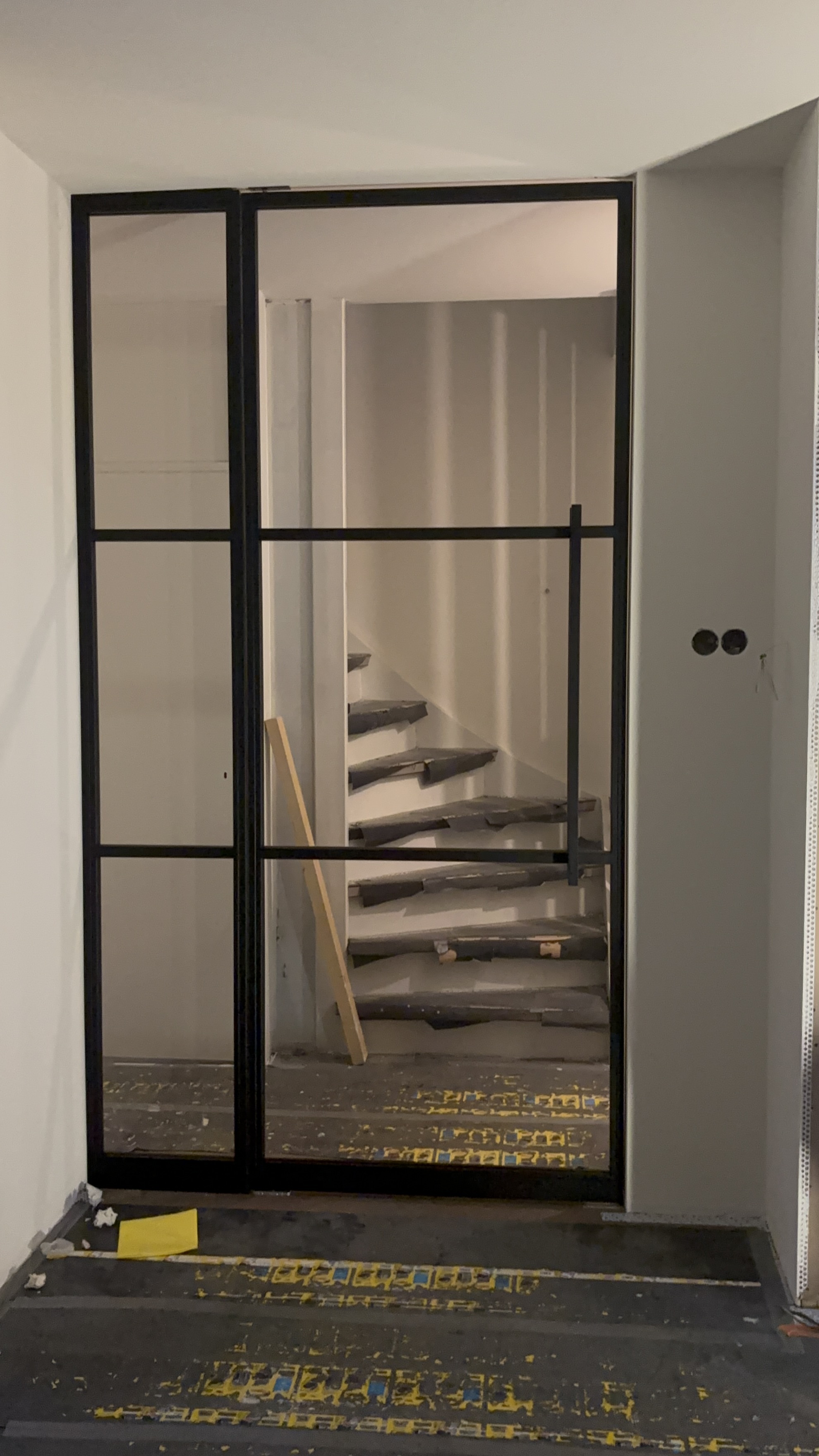 Zwarte stalen taatsdeur met zijpaneel en drie vlakken in Oosterhout — projectfoto 2