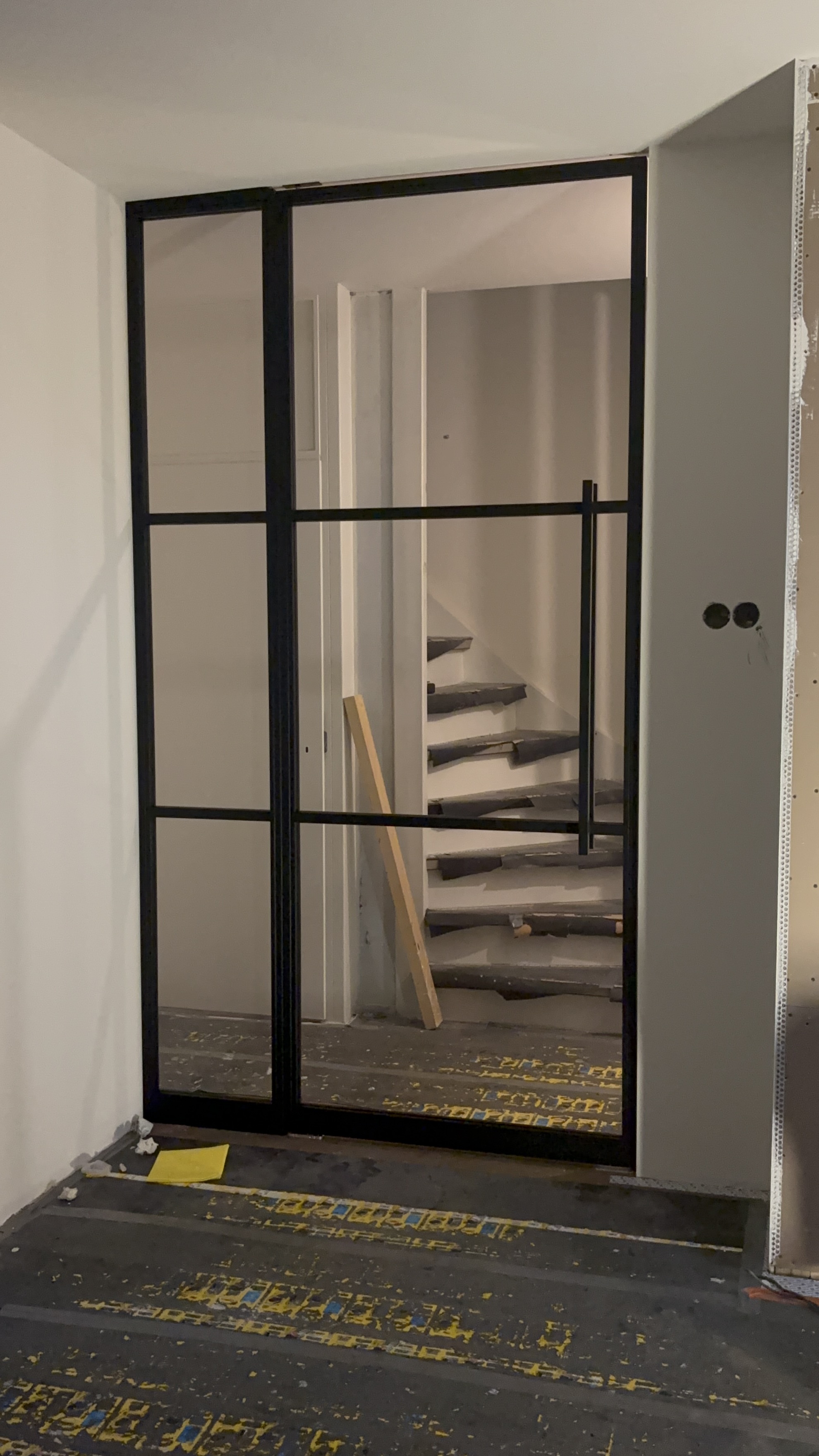 Zwarte stalen taatsdeur met zijpaneel en drie vlakken in Oosterhout — projectfoto 3