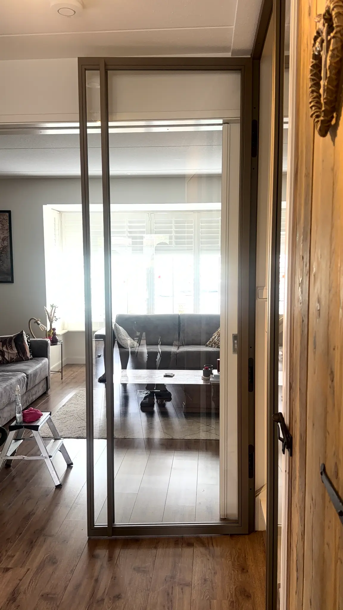 Anodic Bronze stalen scharnierdeur met zijpaneel in Rosmalen — projectfoto 2