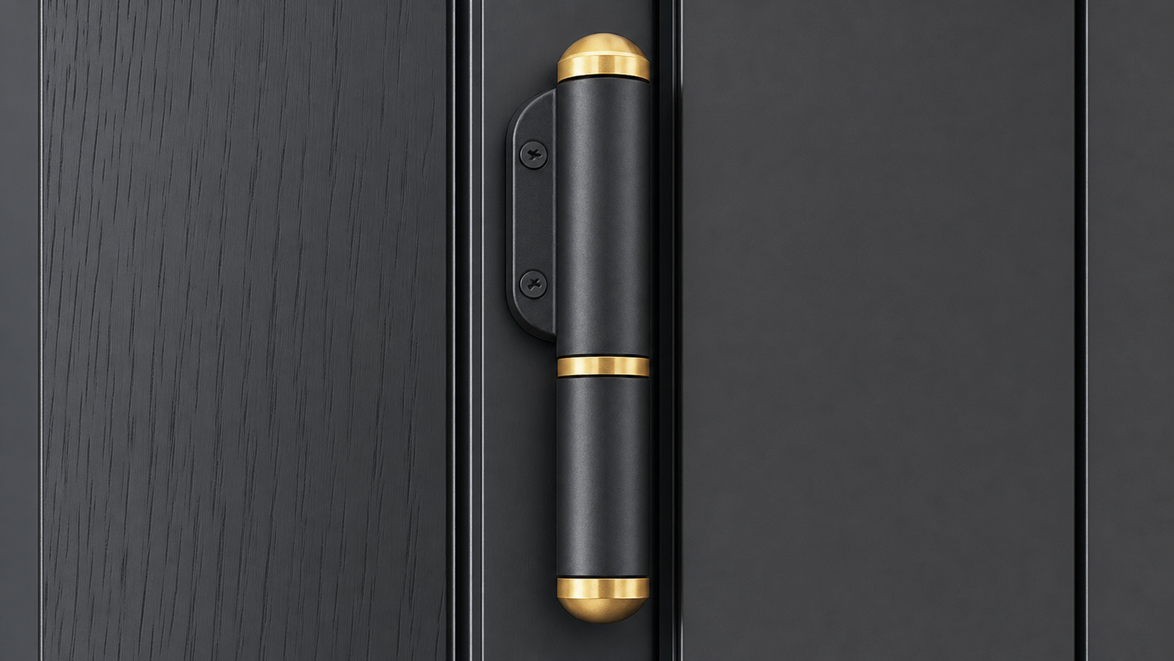 Close-up van een laspaumelle scharnier met gouden accenten op een stalen deur