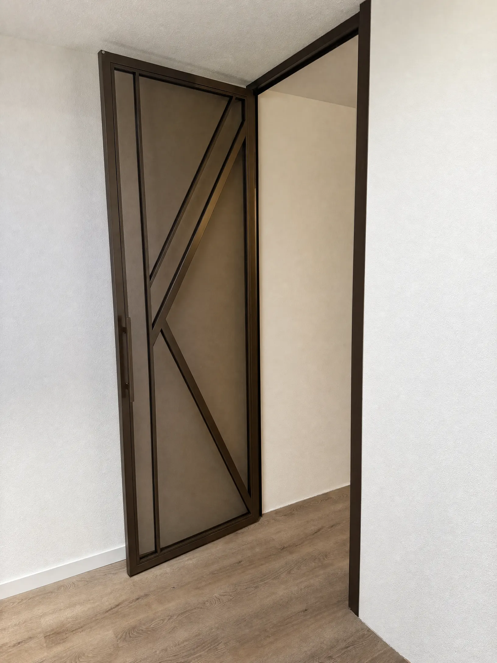 Dubbele stalen scharnierdeuren in Noble Bronze met brons glas in Tilburg — projectfoto 3