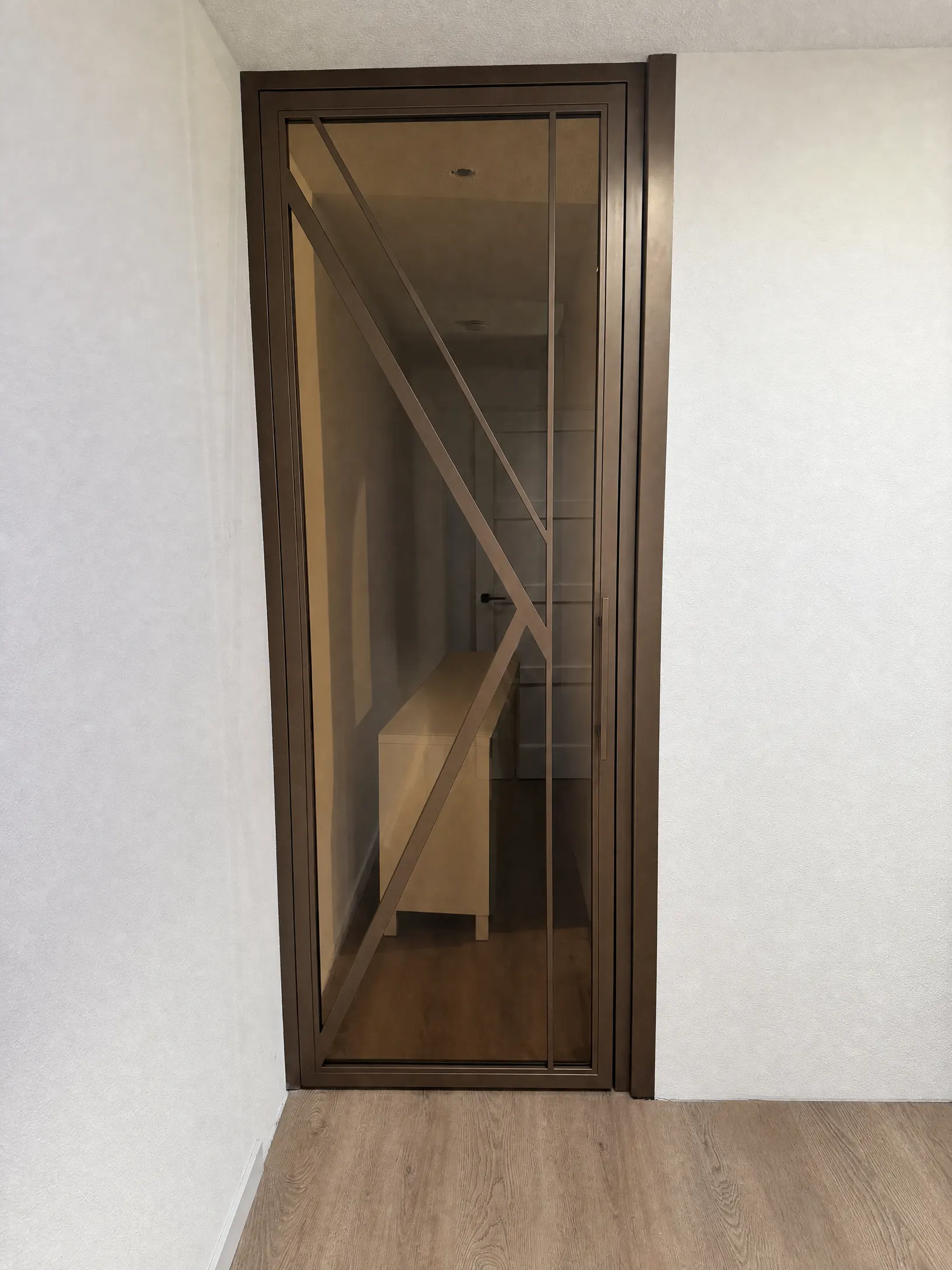 Dubbele stalen scharnierdeuren in Noble Bronze met brons glas in Tilburg — projectfoto 4