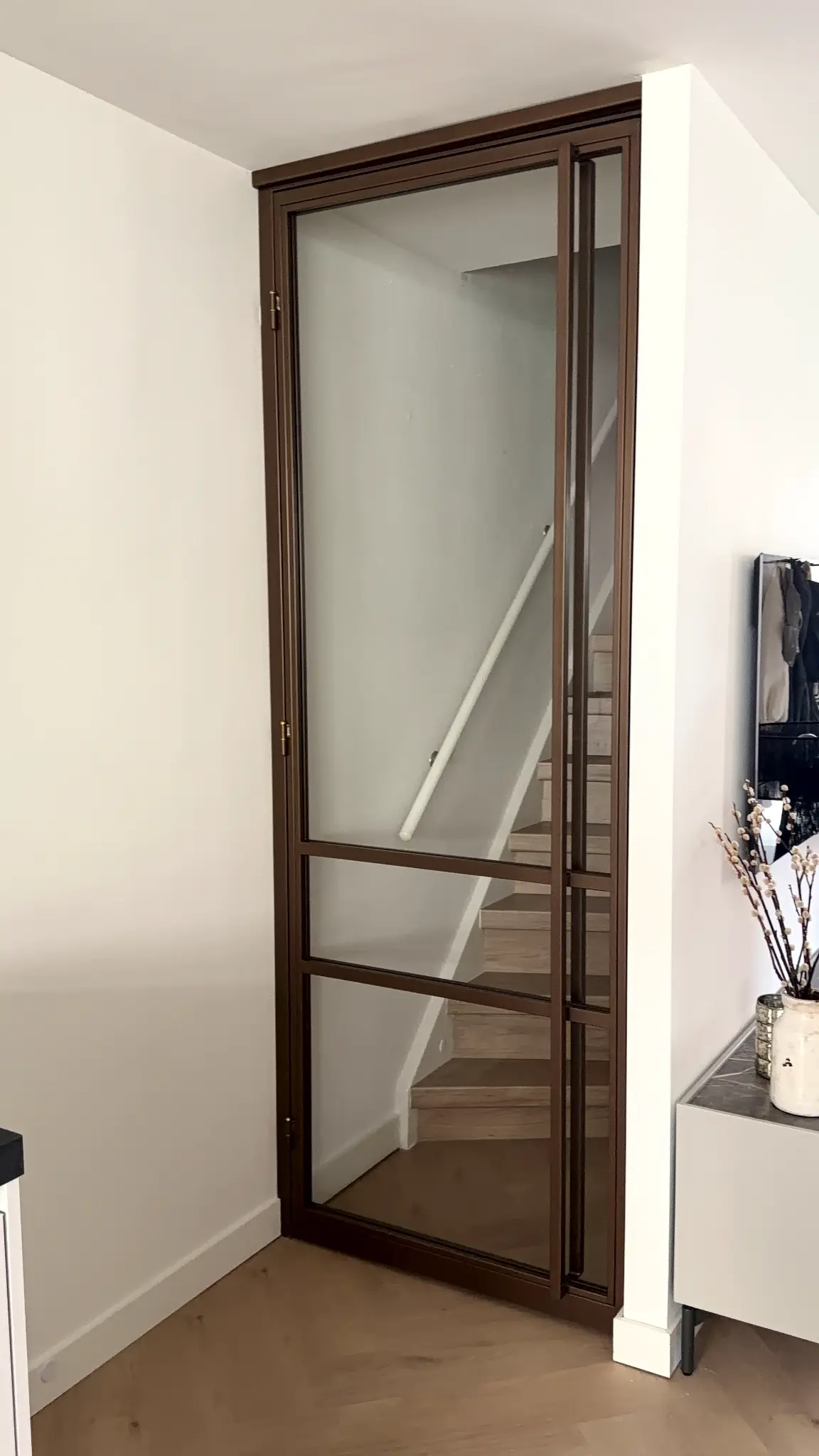 Noble Bronze stalen scharnierdeur met slanke vakverdeling in Tilburg — projectfoto 3
