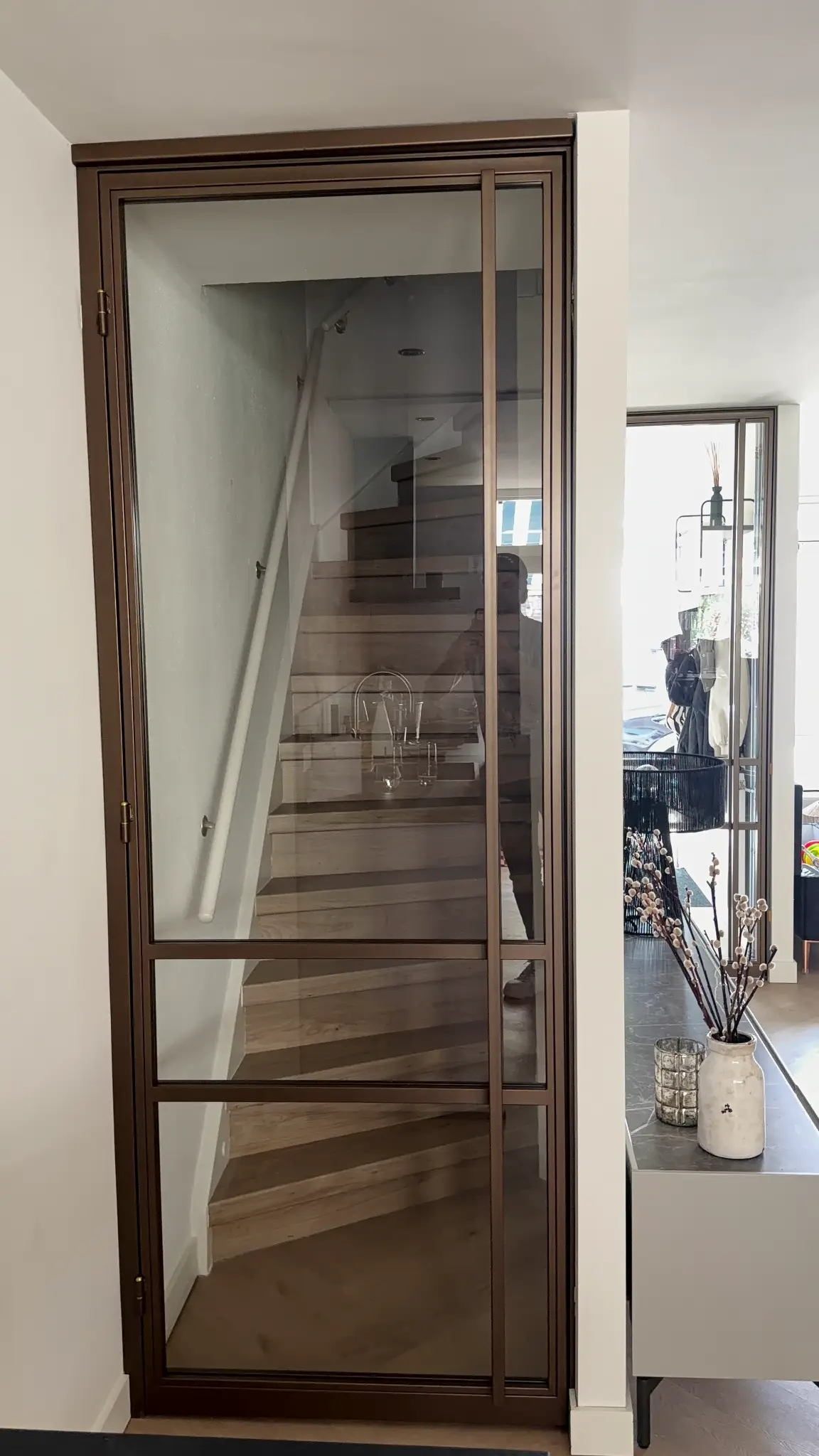 Noble Bronze stalen scharnierdeur met slanke vakverdeling in Tilburg — projectfoto 2
