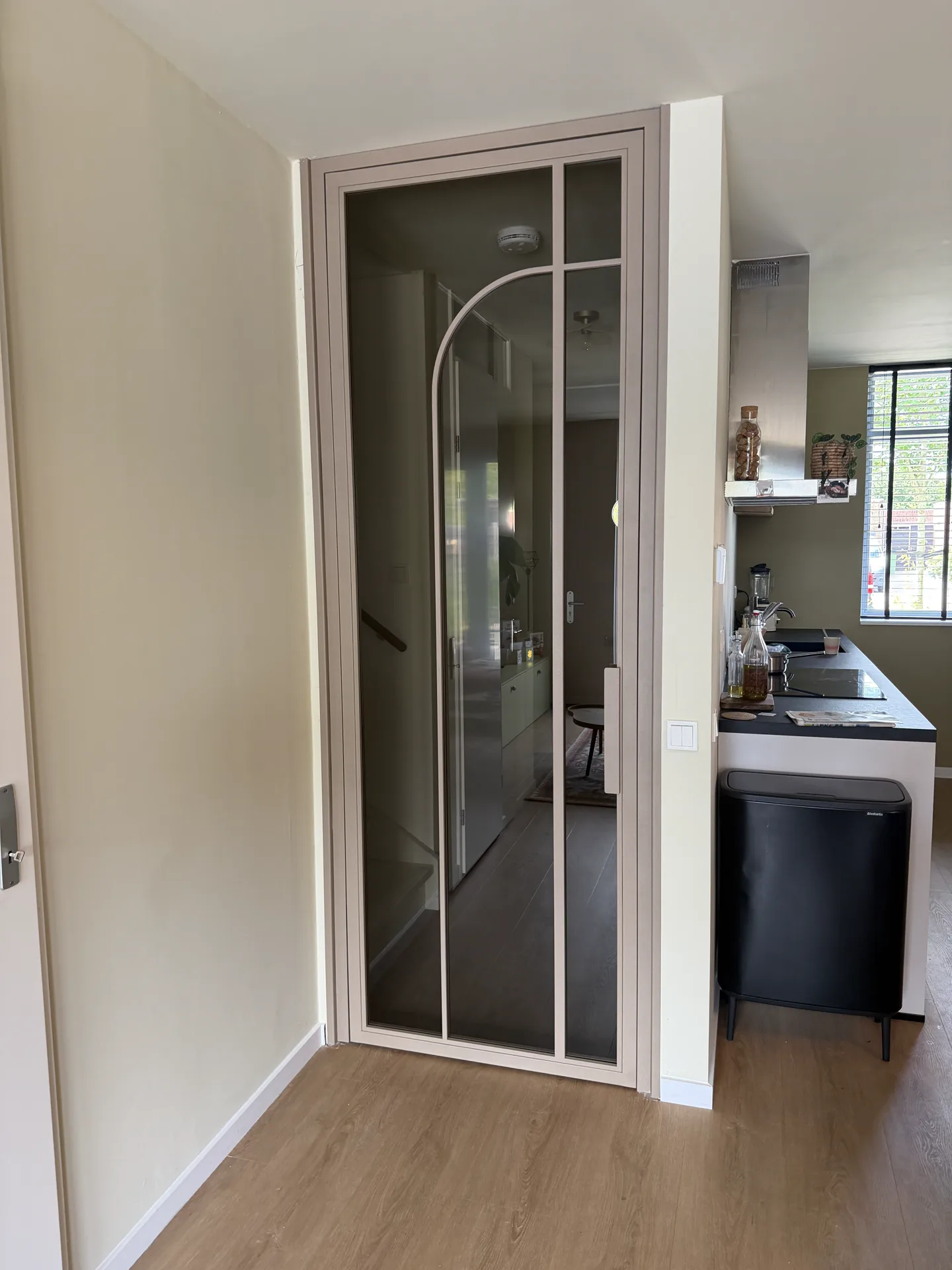 Stalen scharnierdeur in Quartz 2 met brons glas in Veenendaal — projectfoto 2