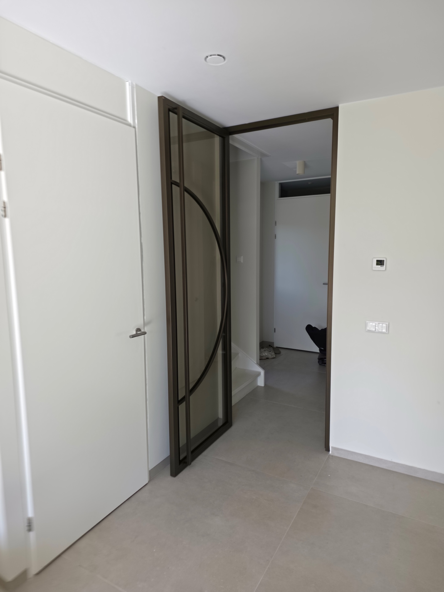 Anodic Bronze stalen scharnierdeur met brons glas in Vlaardingen — projectfoto 2